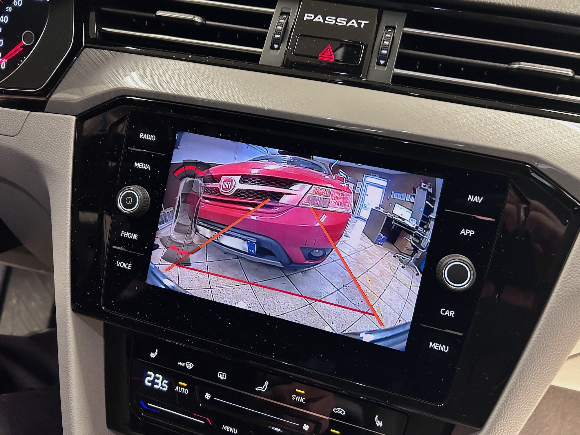 Parkovacia kamera pre VW Golf VII. / Passat B8 / T-Roc v znaku VW