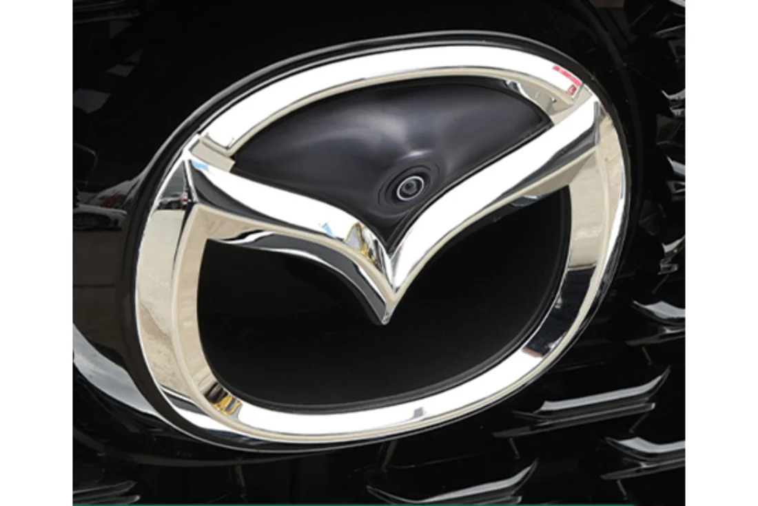 Predná parkovacia kamera v logu Mazda II.