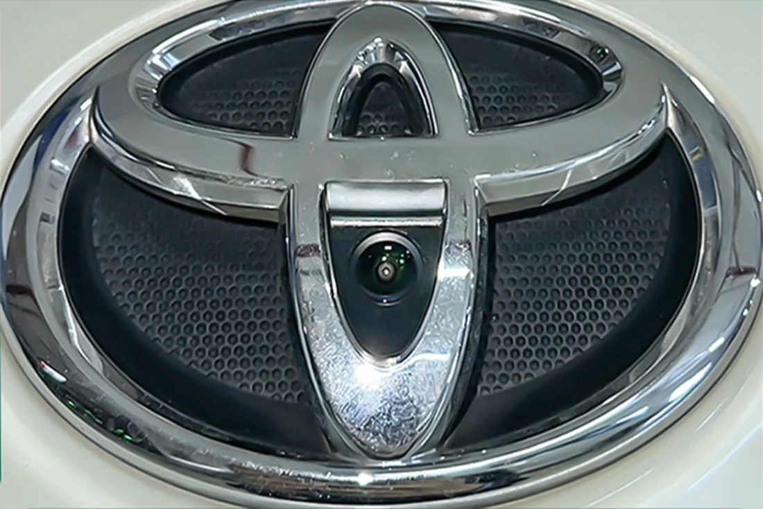 Predná parkovacia kamera v logu TOYOTA