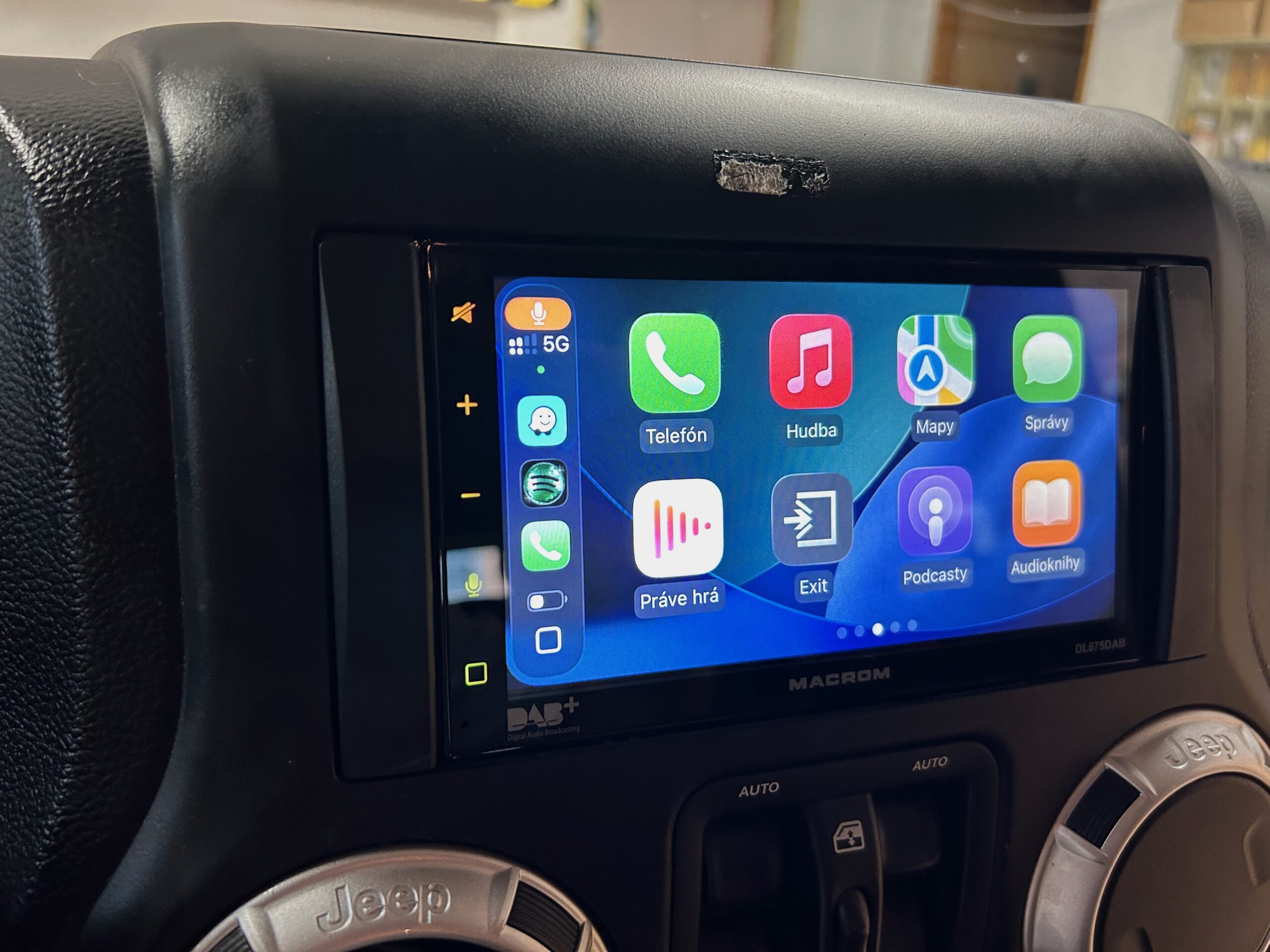 Autorádio Macrom DL675DAB - 7" monitor, OS Linux, DAB, CarPlay